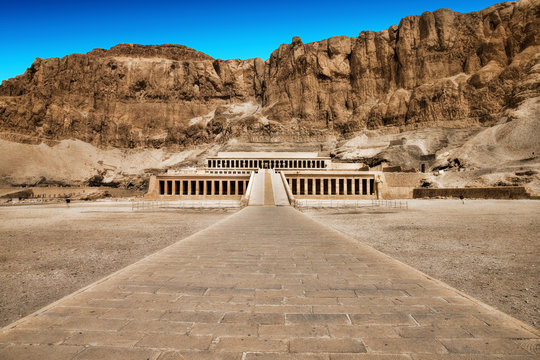 {"en":"5 Day Private Family Tour in Cairo, Luxor and Hurghada"}