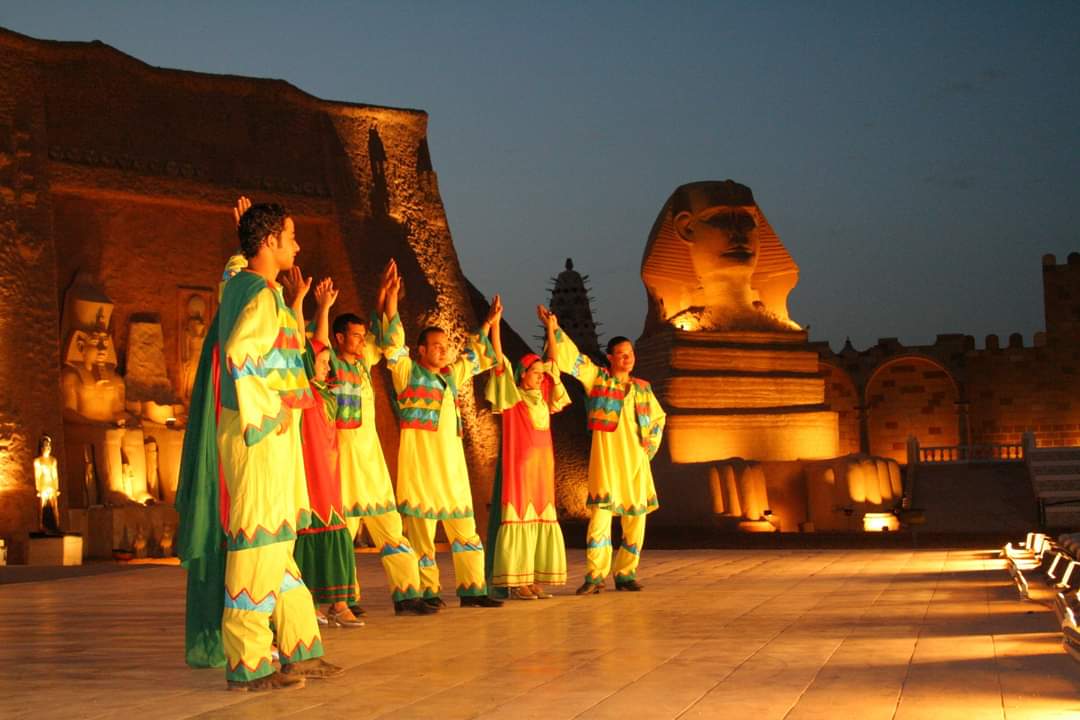 {"en":"Sound and light show pyramids"}